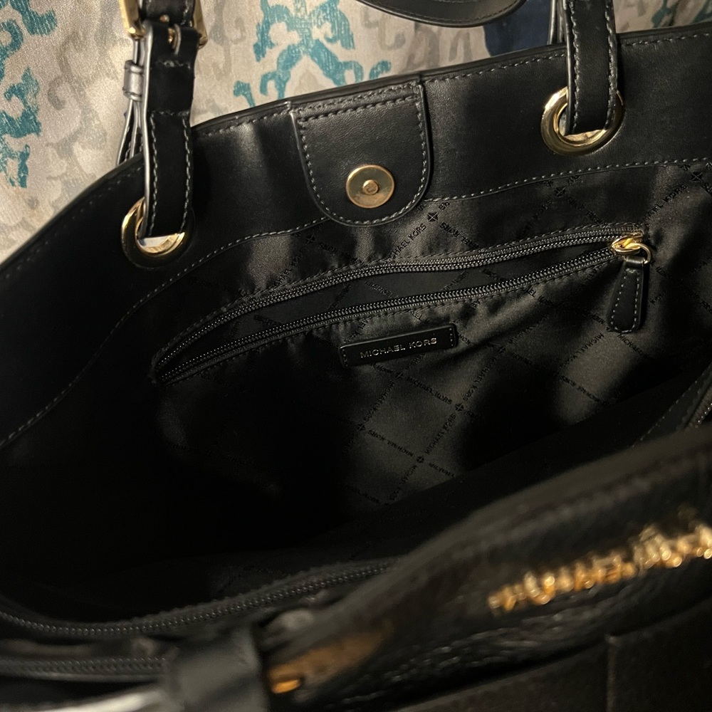 Michael Kors Handbag With padded Laptop Compartment - Picture 7 of 7